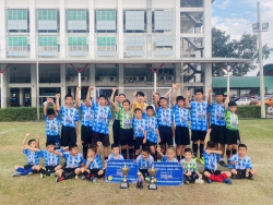 20221127132131.jpg - ขอแสดงความยินดีกันทีมนักฟุตบอลโรงเรียนบ้านสันกำแพง ที่ได้รับรางวัลในการแข่งขันฟุตบอลรายการฉงซิงคัพ ครั้งที่ 14 ณ โรงเรียนช่องฟ้าซินเซิง | https://www.bsk.ac.th/new