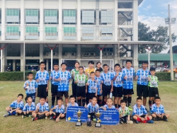 20221127132132.jpg - ขอแสดงความยินดีกันทีมนักฟุตบอลโรงเรียนบ้านสันกำแพง ที่ได้รับรางวัลในการแข่งขันฟุตบอลรายการฉงซิงคัพ ครั้งที่ 14 ณ โรงเรียนช่องฟ้าซินเซิง | https://www.bsk.ac.th/new
