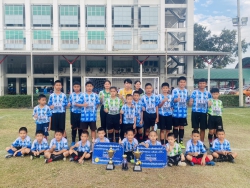 20221127132133.jpg - ขอแสดงความยินดีกันทีมนักฟุตบอลโรงเรียนบ้านสันกำแพง ที่ได้รับรางวัลในการแข่งขันฟุตบอลรายการฉงซิงคัพ ครั้งที่ 14 ณ โรงเรียนช่องฟ้าซินเซิง | https://www.bsk.ac.th/new