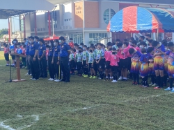 20221127132137.jpg - ขอแสดงความยินดีกันทีมนักฟุตบอลโรงเรียนบ้านสันกำแพง ที่ได้รับรางวัลในการแข่งขันฟุตบอลรายการฉงซิงคัพ ครั้งที่ 14 ณ โรงเรียนช่องฟ้าซินเซิง | https://www.bsk.ac.th/new