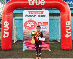 20230729153511.jpg - ขอชื่นชมและแสดงความยินดี กับเด็กชายอธิภัทร ประกอบของ นักเรียนชั้นประถมศึกษาปีที่ 5/6 ได้รับรางวัลชนะเลิศ การแข่งขันฟุตบอล 7 คน รายการ True all star Soccer Kids #1 | https://www.bsk.ac.th/new
