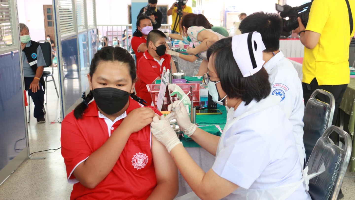 20220307130937.jpg - เชียงใหม่ เดินหน้าฉีดวัคซีนป้องกันโควิด-19 ให้แก่เด็กนักเรียนอายุ 5-11 ปี ในอำเภอสันกำแพง | https://bsk.ac.th/new