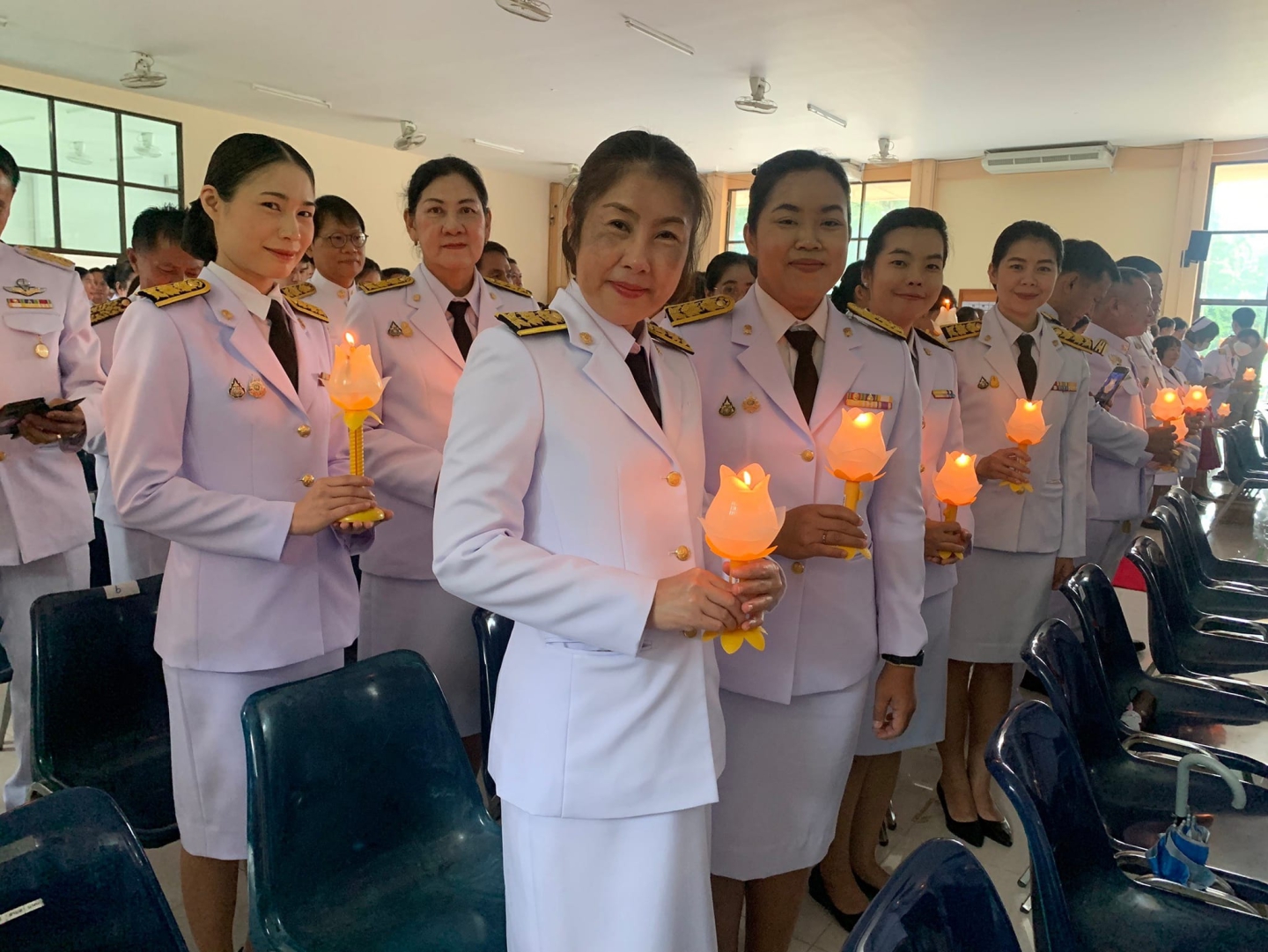 20240812232323.jpg - ผู้บริหารและคณะครูร่วมพิธีถวายเครื่องราชสักการะและวางพานพุ่ม และพิธีจุดเทียนถวายพระพรชัยมงคลเนื่องในวันเฉลิมพระชนมพรรษาสมเด็จพระนางเจ้าสิริกิติ์ พระบรมราชินีนาถ พระบรมราชชนนีพันปีหลวง 12 สิงหาคม 2567 ณ อาคารหอประชุม ศูนย์ราชการอำเภอสันกำแพง จังหวัดเชียงใหม่ | https://bsk.ac.th/new