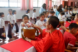 20240812233503(3).jpg - กิจกรรมพิธีทำบุญตักบาตร ถวายเป็นพระราชกุศล สมเด็จพระนางเจ้าสิริกิต์ พระบรมราชินีนาถ พระบรมราชชนนีพันปีหลวง เนื่องในโอกาสวันเฉลิมพระชนมพรรษา 12 สิงหาคม 2567 | https://www.bsk.ac.th/new